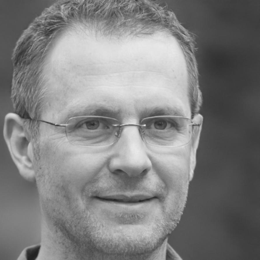 Portret Tomasza Krajewskiego, specjalisty ds. konfiguracji modeli AI