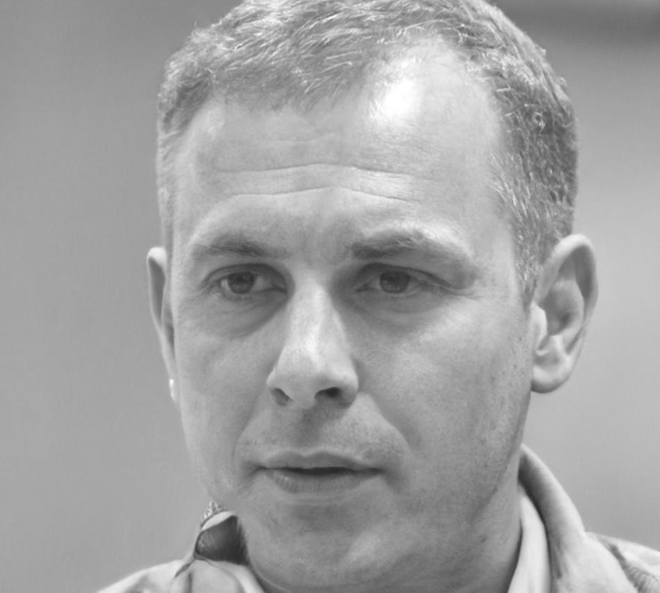 Portret Artura Wierzbickiego, analityka prowadzącego grupy kyruciu